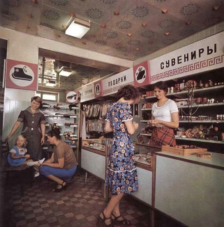 15+ жизненных фотографий о том, как мы ходили в советские магазины 116