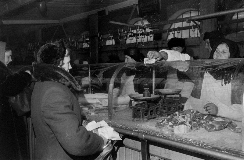 15+ жизненных фотографий о том, как мы ходили в советские магазины 117