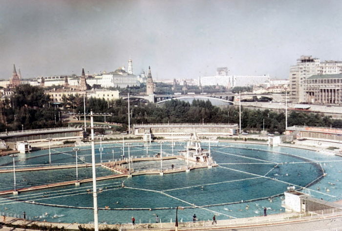 «Москва»: самый большой бассейн СССР, который построили на месте взорванного храма Христа Спасителя 24