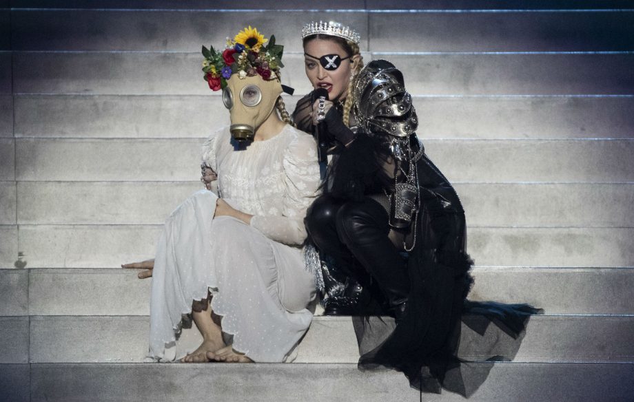 “Даже не постаралась”: в сети осудили выступление Мадонны, которая так и не попала в ноты 19