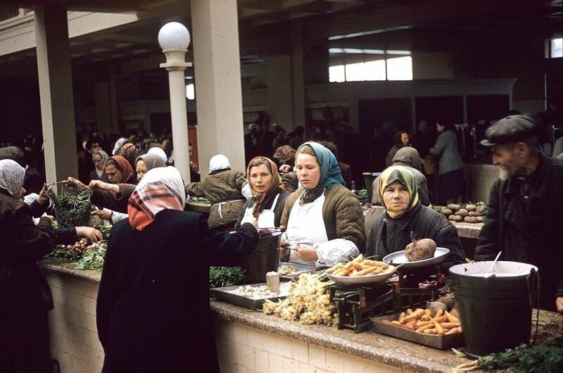 15+ жизненных фотографий о том, как мы ходили в советские магазины 124