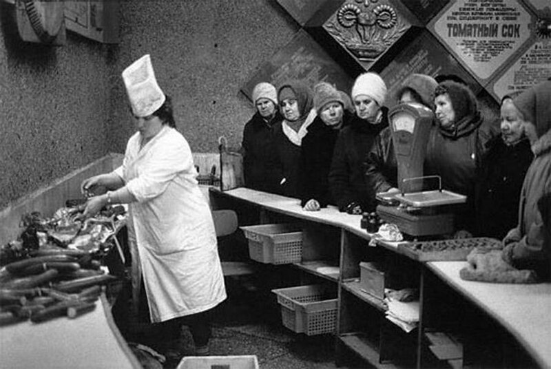 15+ жизненных фотографий о том, как мы ходили в советские магазины 102