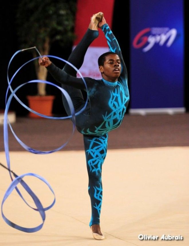 SФото о том как проходят соревнования по мужской художественной гимнастике