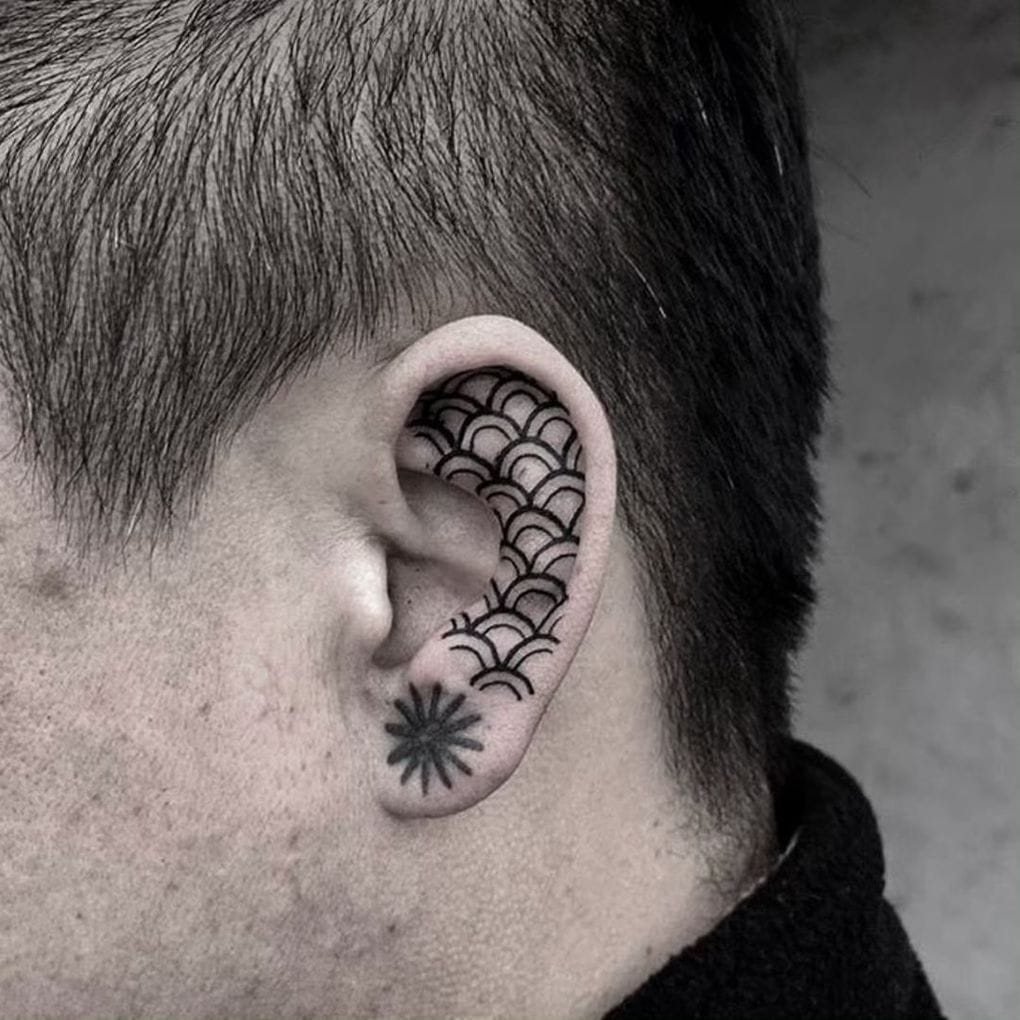 20 идей для изящных татуировок, которые украсят уши не хуже, чем серёжки 64