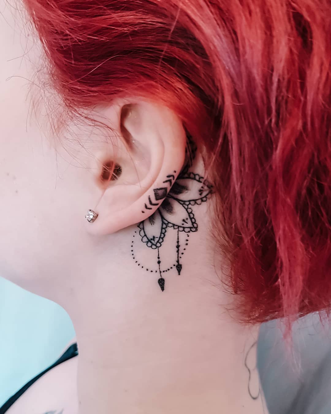 20 идей для изящных татуировок, которые украсят уши не хуже, чем серёжки 63