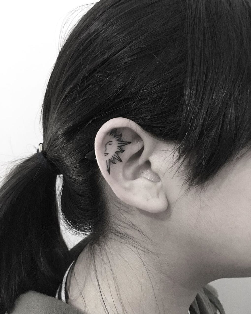 20 идей для изящных татуировок, которые украсят уши не хуже, чем серёжки 66