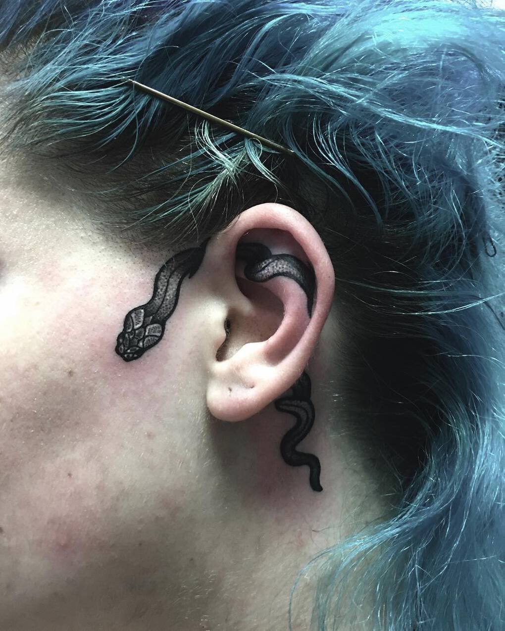 20 идей для изящных татуировок, которые украсят уши не хуже, чем серёжки 76