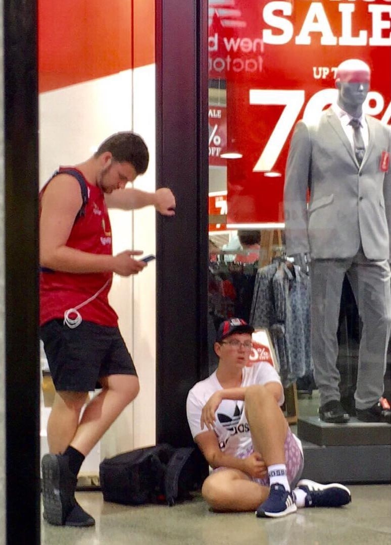 20 фотографий мужчин, которые ждут своих дам в магазинах. Максимальная концентрация страданий 66
