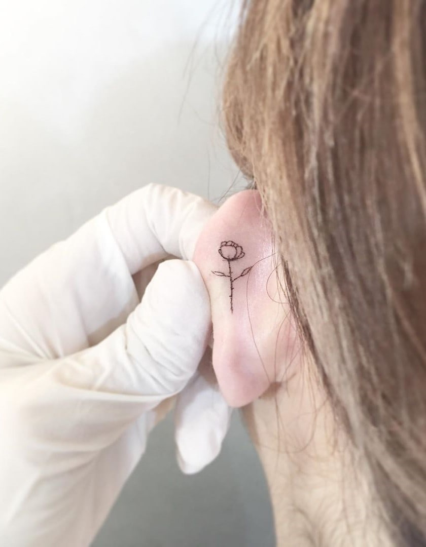 20 идей для изящных татуировок, которые украсят уши не хуже, чем серёжки 79