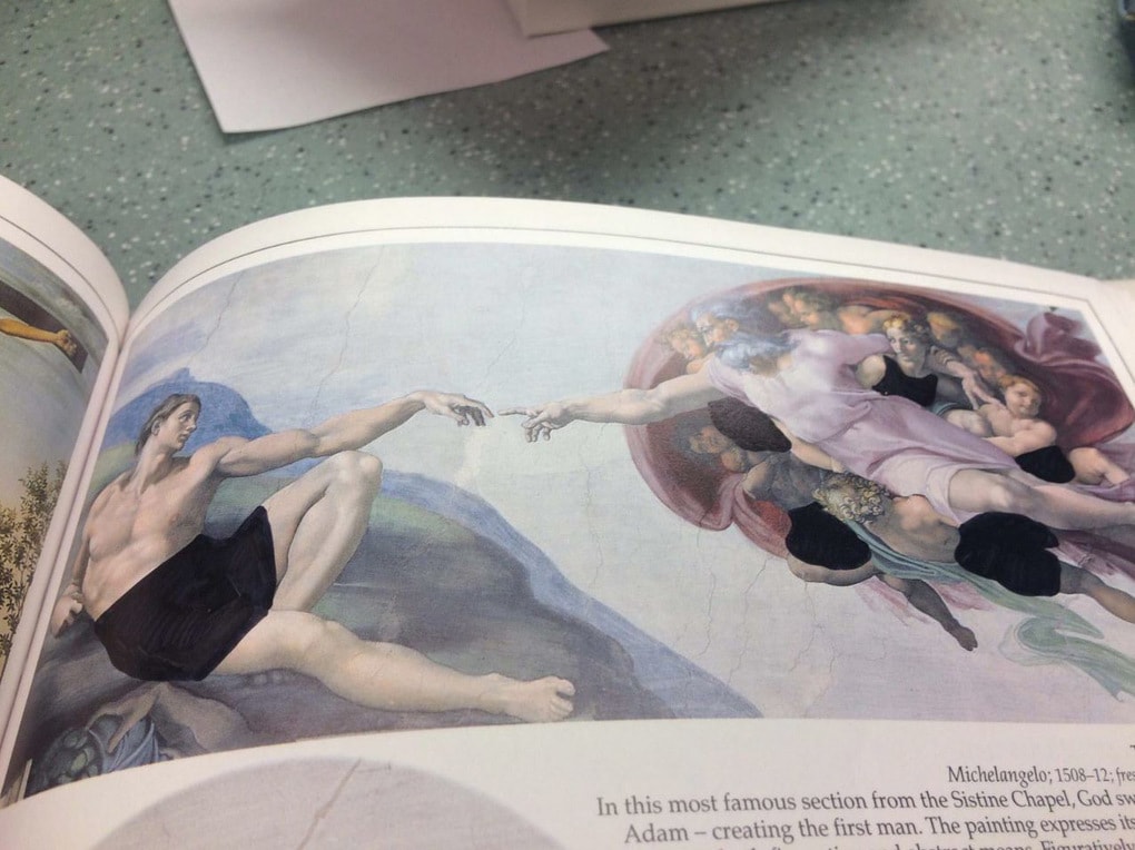 Студент баптистского колледжа показал, как выглядит его книга по искусству. И это триумф цензуры 47