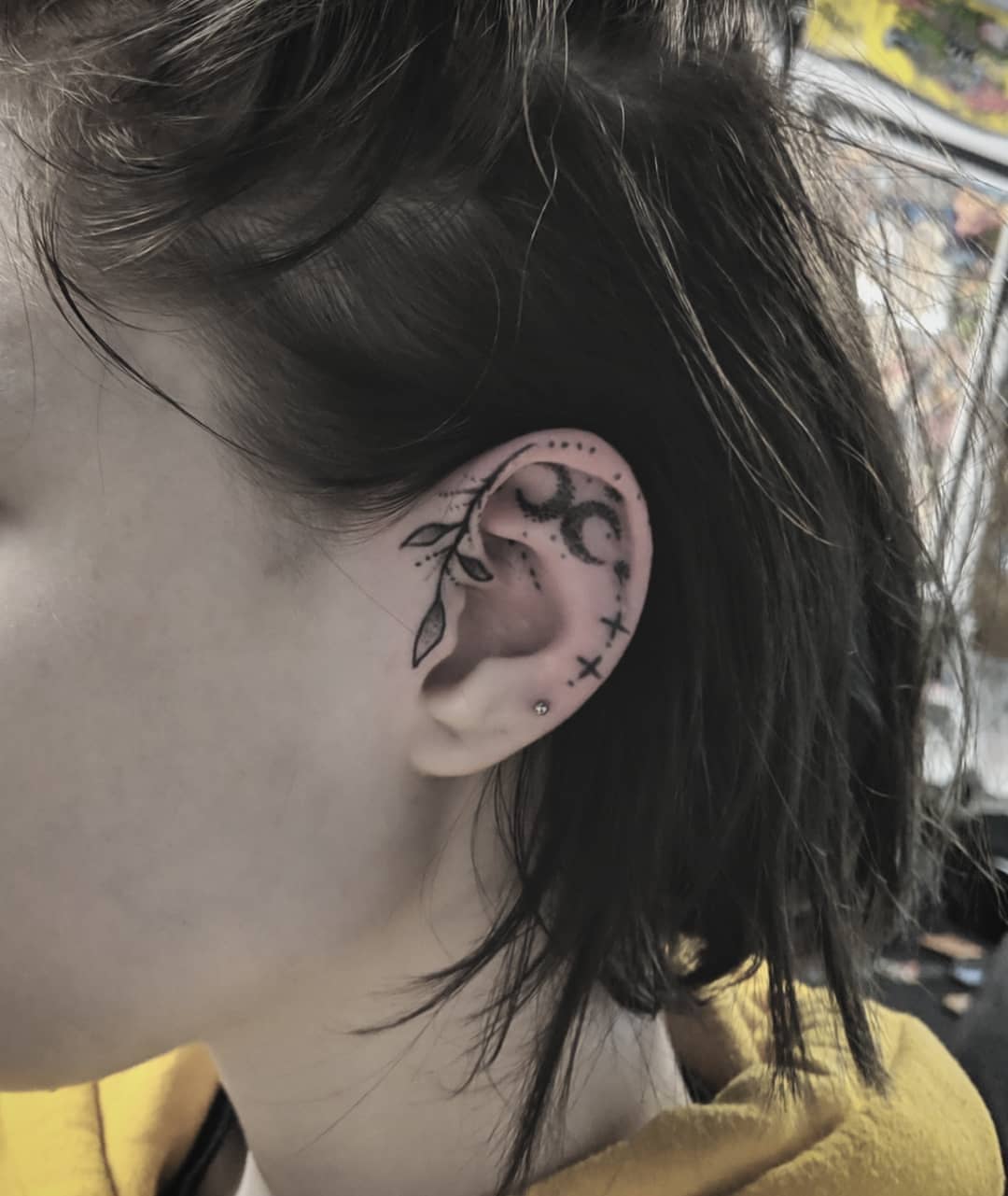 20 идей для изящных татуировок, которые украсят уши не хуже, чем серёжки 78