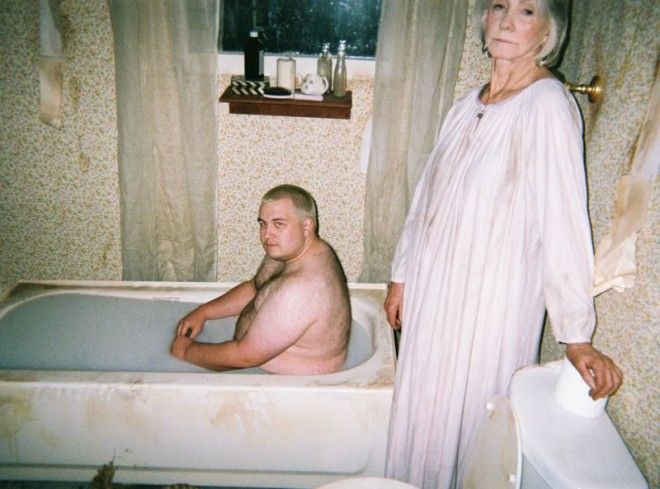 Молочные ванны под присмотром бабули. Кто эти люди и почему они это делают? 26
