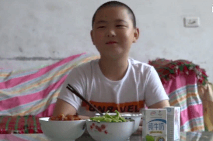 Китайский школьник ест по 5 раз в день, чтобы успеть растолстеть и спасти отца 13