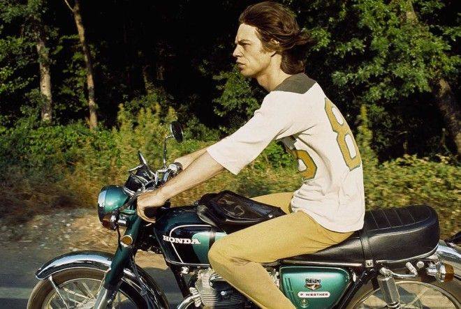 20 фото знаменитостей ХХ века на мотоциклах 42