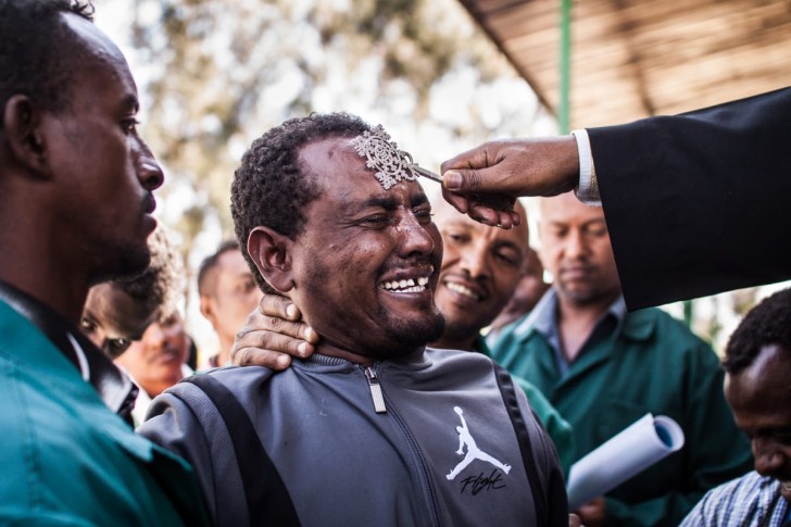 Пражский фотограф снял обряд экзорцизма в Эфиопии — и это невероятно 77