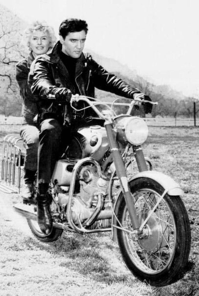 20 фото знаменитостей ХХ века на мотоциклах 46