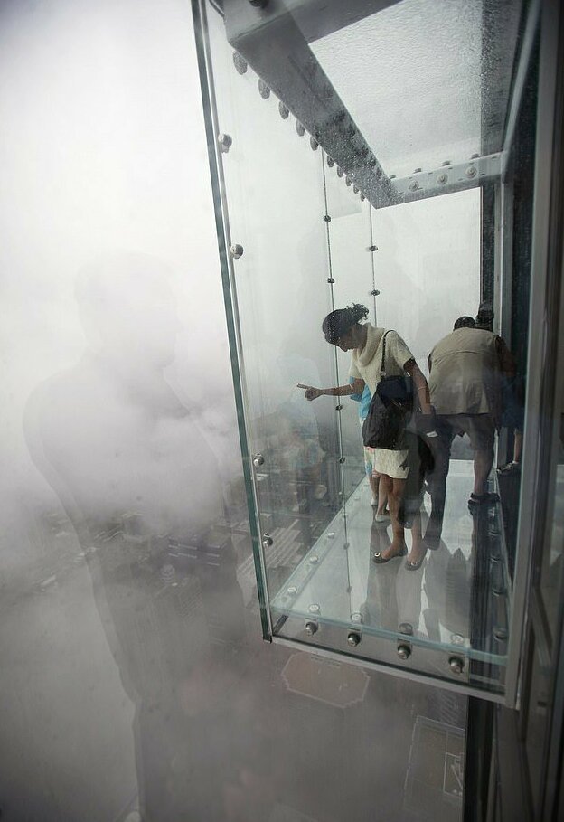 Стеклянный пол аттракциона лопнул под ногами у туристов на высоте 103-го этажа 23