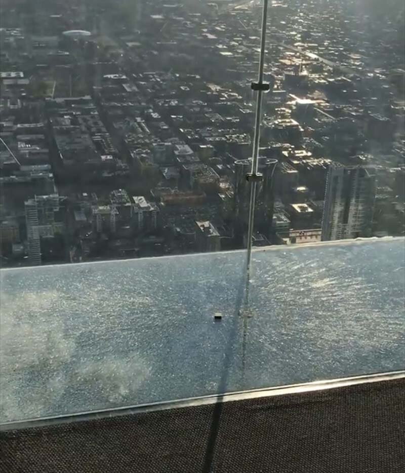 Стеклянный пол аттракциона лопнул под ногами у туристов на высоте 103-го этажа 24