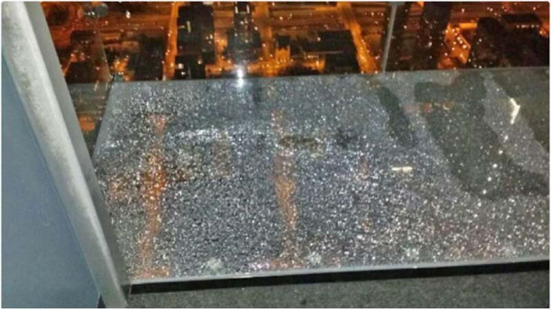 Стеклянный пол аттракциона лопнул под ногами у туристов на высоте 103-го этажа 27