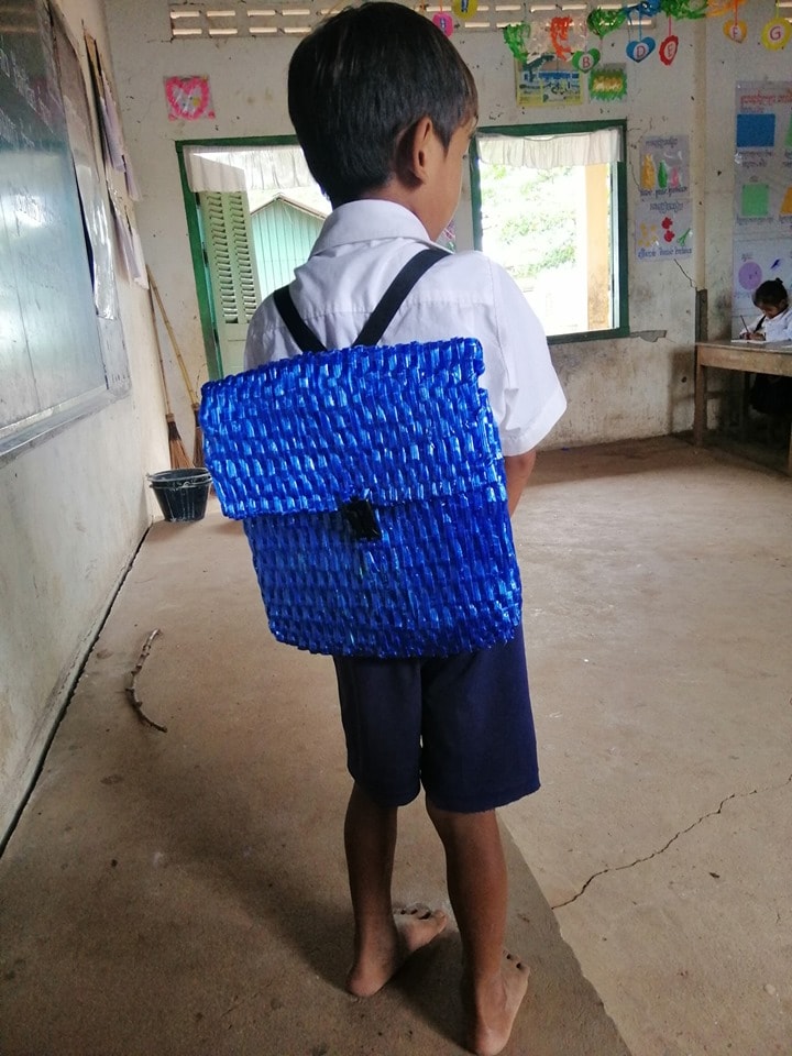Папа из Камбоджи решил сделать рюкзак для сына своими руками. Получилось круто, а главное — душевно 20