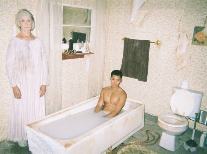 Молочные ванны под присмотром бабули. Кто эти люди и почему они это делают? 32