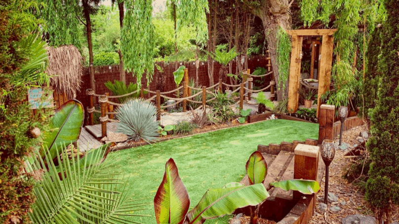 Пара 6 лет не ездила в отпуск, и муж решил исправить ситуацию, превратив их сад в тропический рай 62
