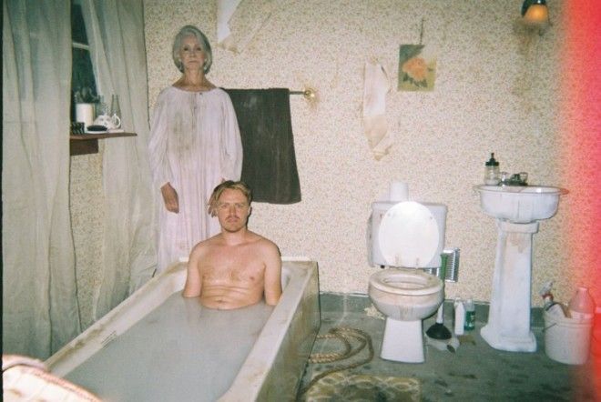 Молочные ванны под присмотром бабули. Кто эти люди и почему они это делают? 30