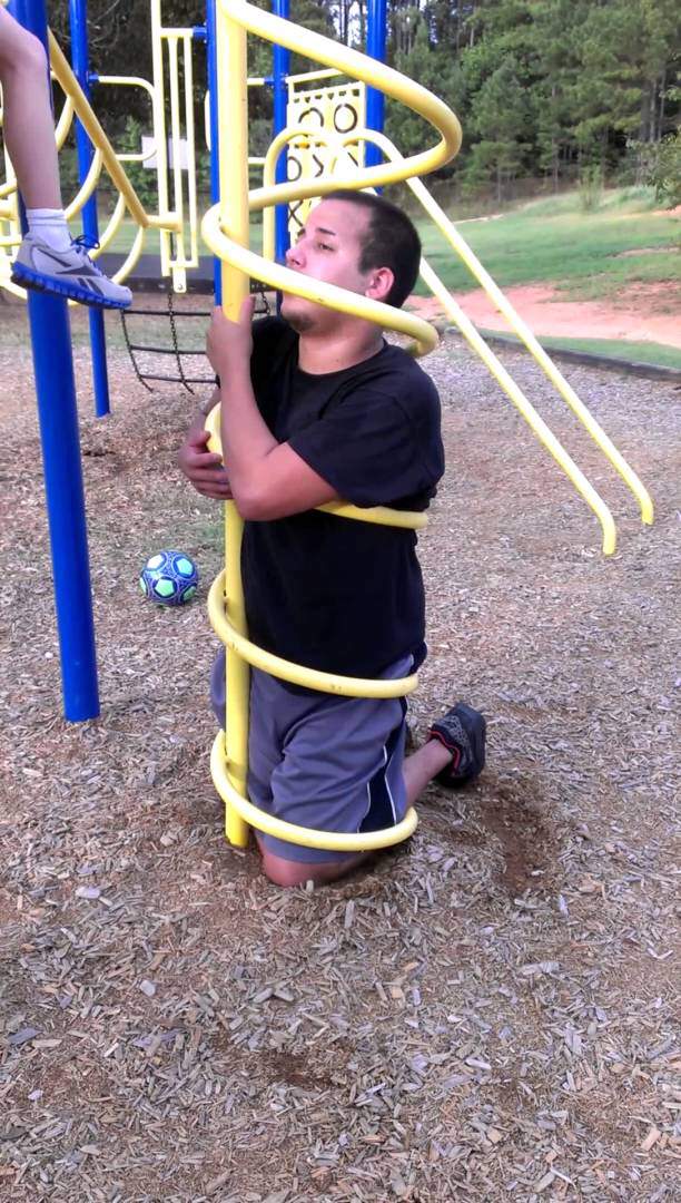 15 случаев, когда взрослые пытались развлечься на детских площадках, но бесславно застряли 44