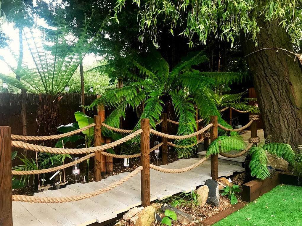 Пара 6 лет не ездила в отпуск, и муж решил исправить ситуацию, превратив их сад в тропический рай 67