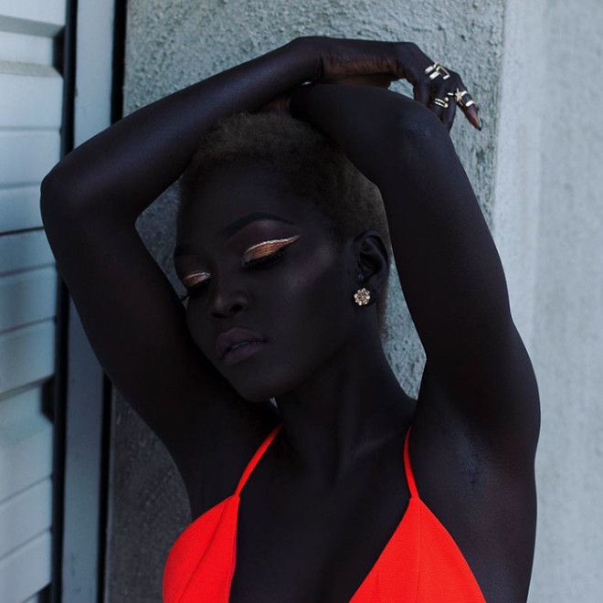 Королева тьмы: темнокожая красотка произвела фурор в мире моды 33