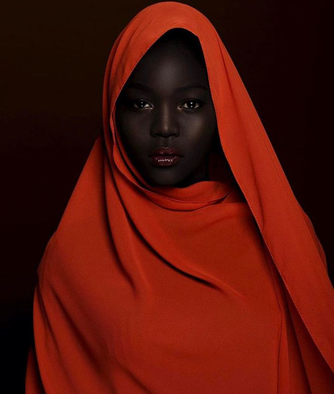 Королева тьмы: темнокожая красотка произвела фурор в мире моды 36