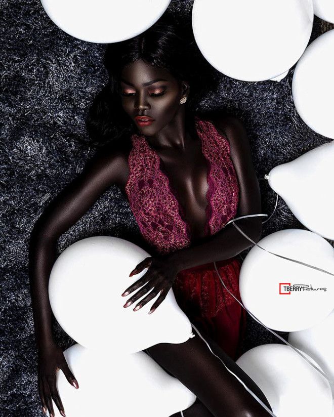 Королева тьмы: темнокожая красотка произвела фурор в мире моды 40