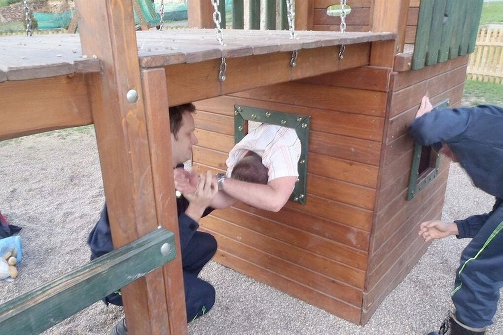 15 случаев, когда взрослые пытались развлечься на детских площадках, но бесславно застряли 49