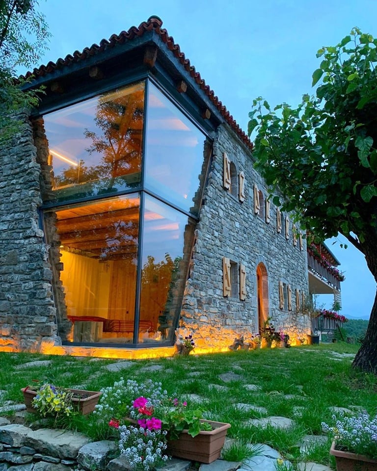 В Албании есть невероятный дом с углом из стекла: что он из себя представляет и как выглядит внутри 56