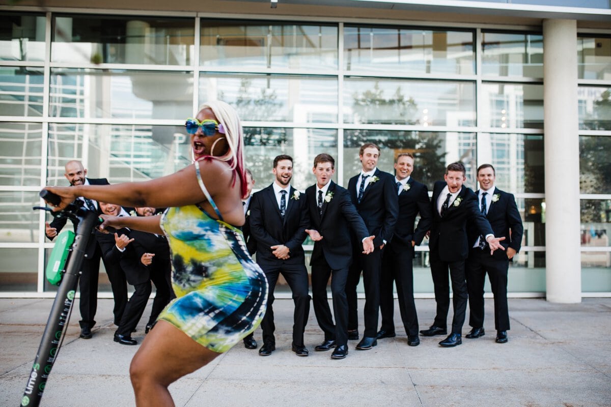 Дама на самокате въехала в кадр на свадебной фотосессии — и стала героиней фотошоп-баттла 47
