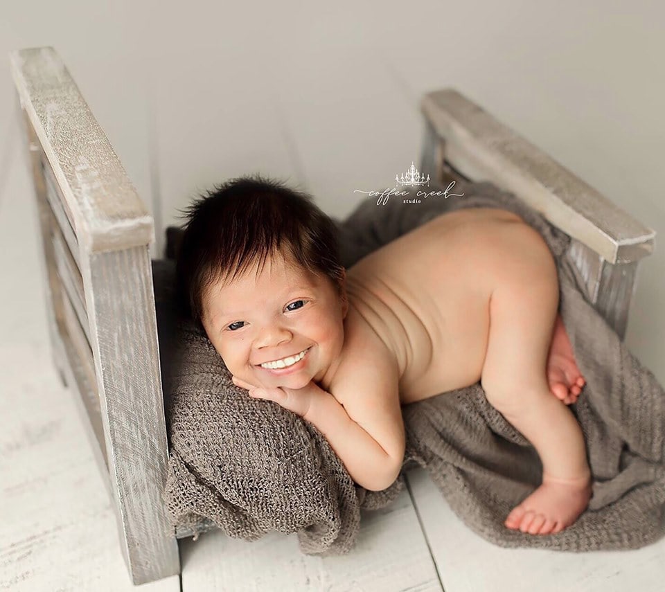 Фотограф из США приклеивает голливудские улыбки к снимкам младенцев. Зрелище, вызывающее мурашки 53