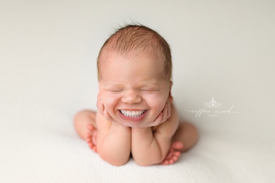 Фотограф из США приклеивает голливудские улыбки к снимкам младенцев. Зрелище, вызывающее мурашки 55