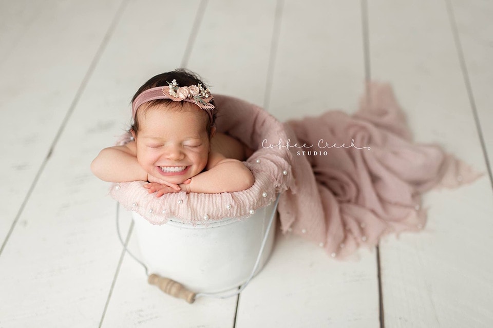 Фотограф из США приклеивает голливудские улыбки к снимкам младенцев. Зрелище, вызывающее мурашки 60