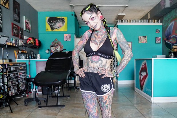 Девушка пугает своим внешним видом из-за большого количества тату на теле 11