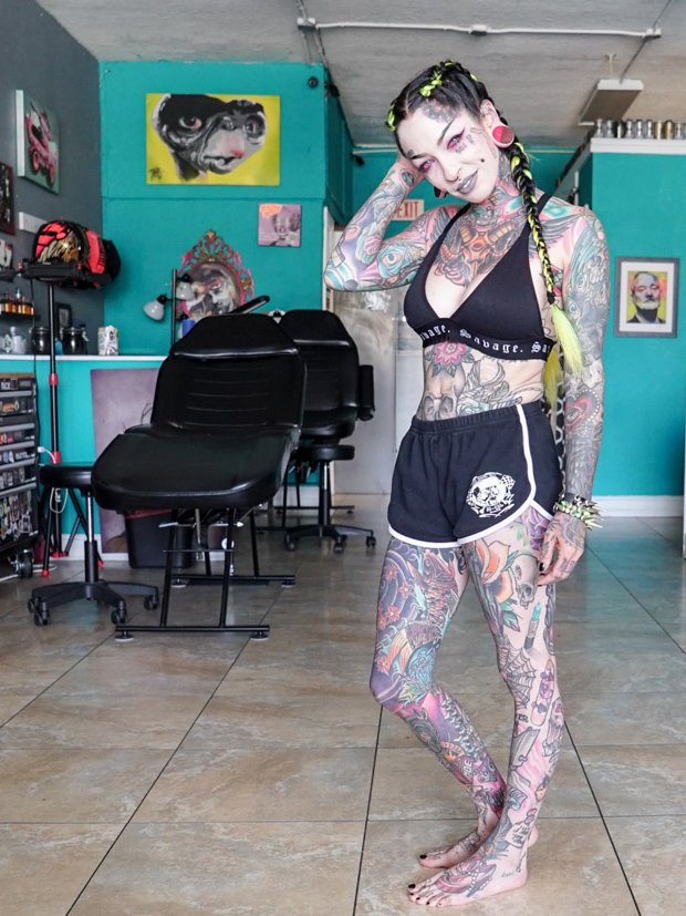 Девушка пугает своим внешним видом из-за большого количества тату на теле 12