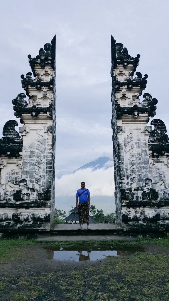 Люди без ума от фоток на фоне озера в храме на Бали. Оказалось, оно существует только в Инстаграме 60