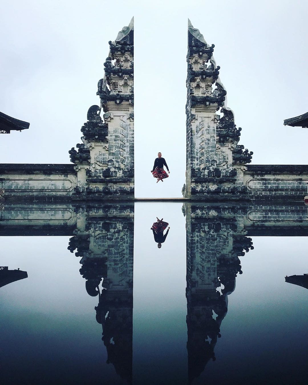 Люди без ума от фоток на фоне озера в храме на Бали. Оказалось, оно существует только в Инстаграме 47