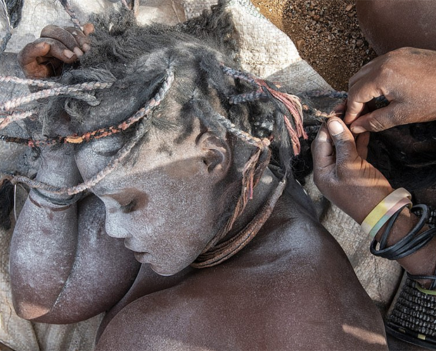 Невероятные прически и макияж девушек из племени Химба 25