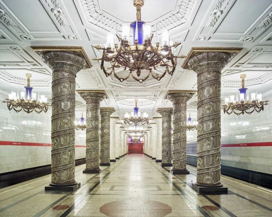 Канадский фотограф запечатлел роскошь московского и питерского метро без людей 25
