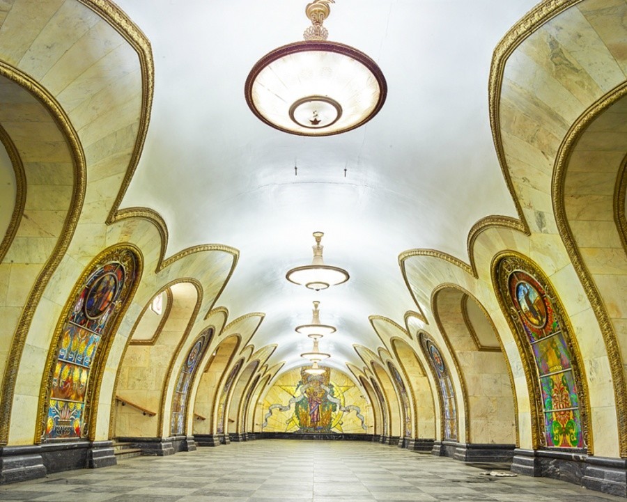 Канадский фотограф запечатлел роскошь московского и питерского метро без людей 28