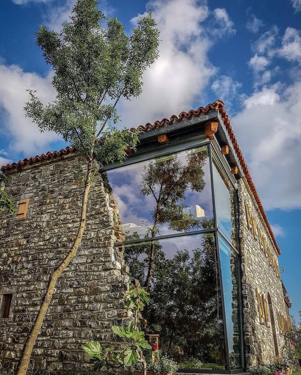 В Албании есть невероятный дом с углом из стекла: что он из себя представляет и как выглядит внутри 54