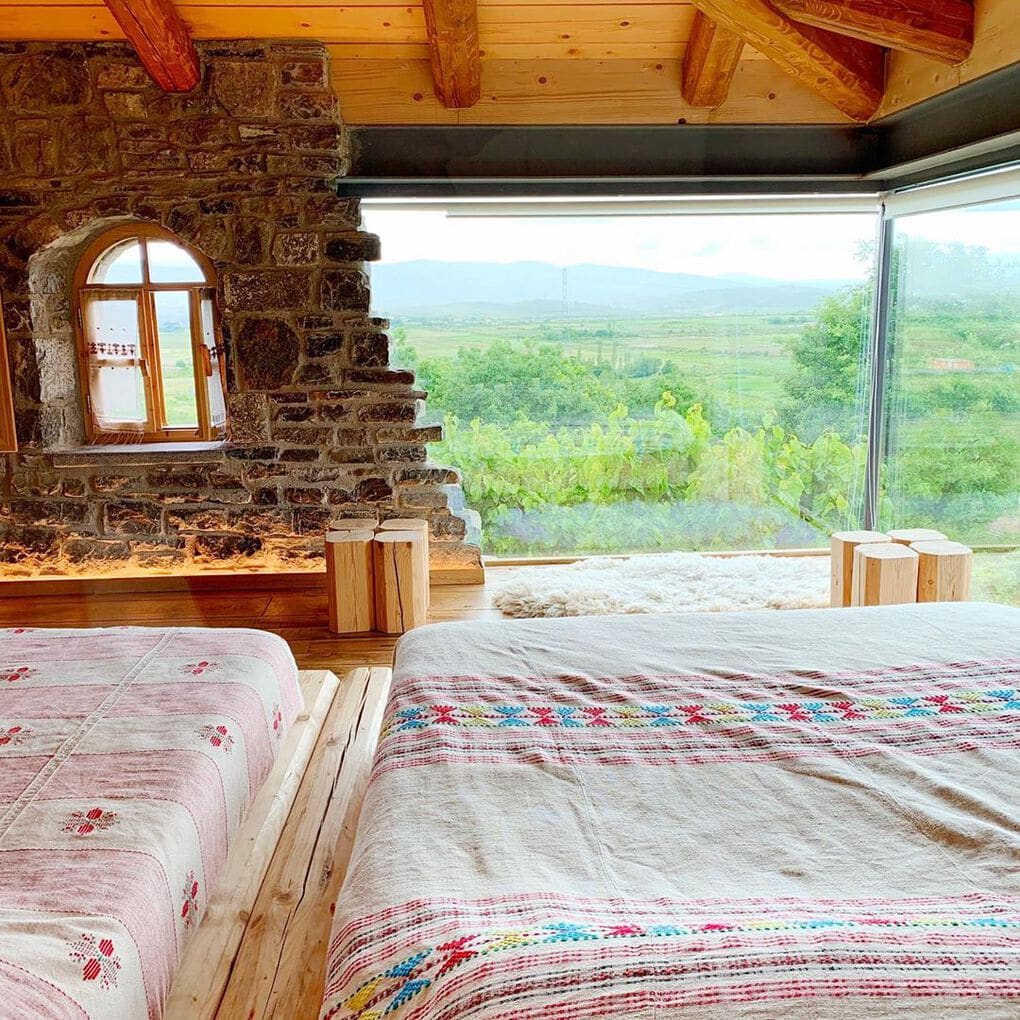 В Албании есть невероятный дом с углом из стекла: что он из себя представляет и как выглядит внутри 48