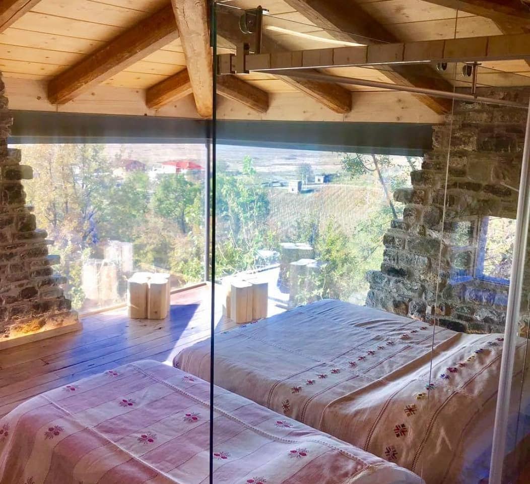 В Албании есть невероятный дом с углом из стекла: что он из себя представляет и как выглядит внутри 49