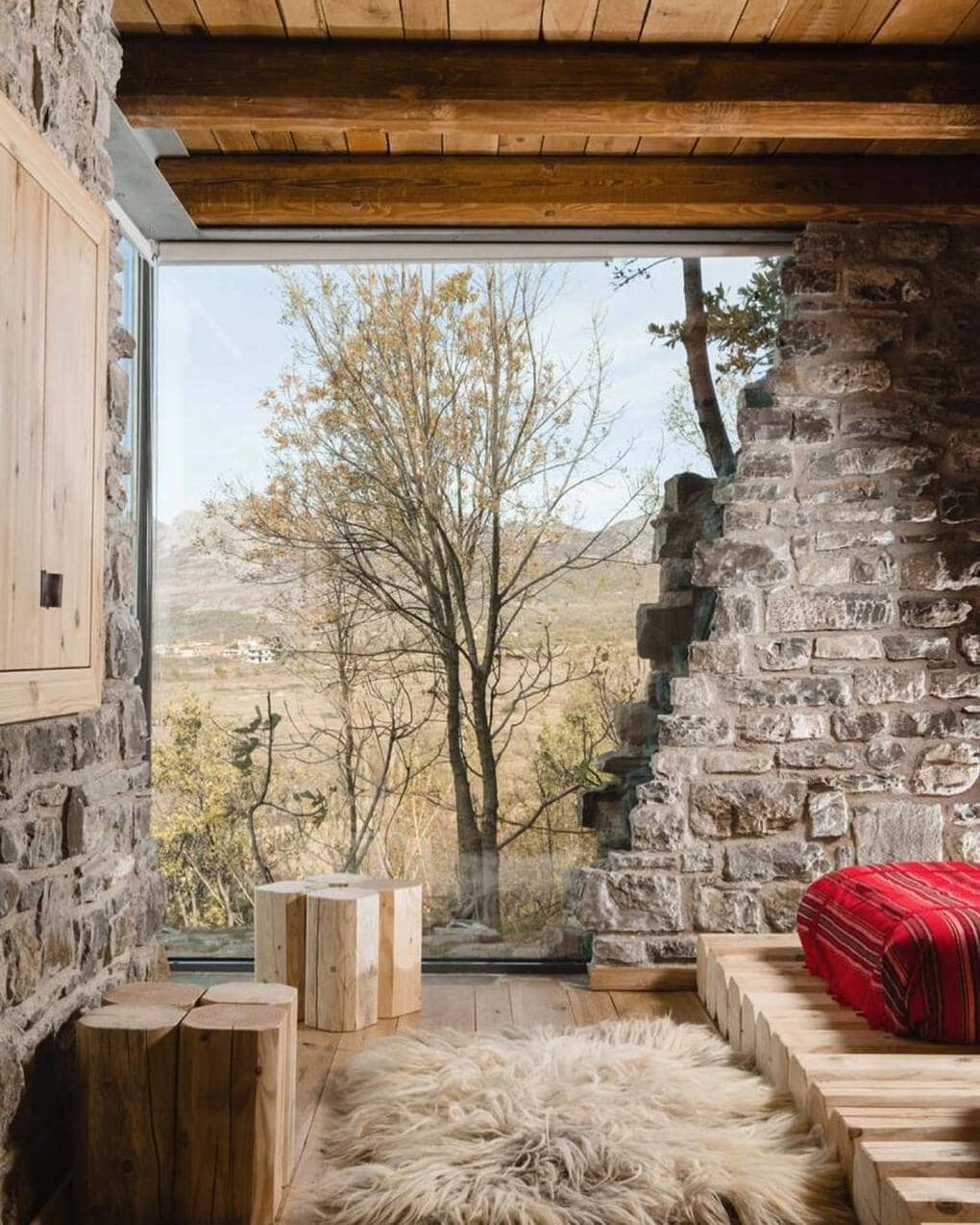 В Албании есть невероятный дом с углом из стекла: что он из себя представляет и как выглядит внутри 45