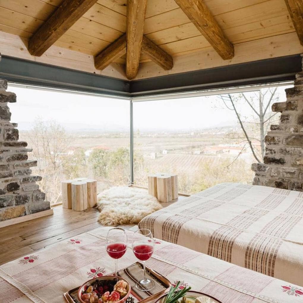 В Албании есть невероятный дом с углом из стекла: что он из себя представляет и как выглядит внутри 46